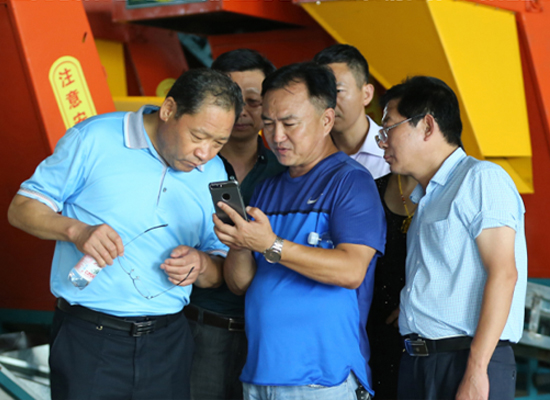 农机局局长观看利来w66最老牌最新机械的研发视频